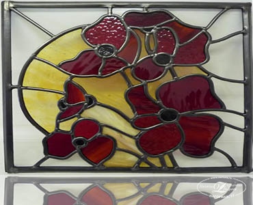 Красные цветы на стекле в технике классического витража